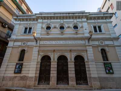 L�edificio, costruito dall�ingegnere barese Vittorio Chiaia tra il 1887 e il 1890,  si presenta con un�elegante architettura neoclassica che contrasta con i due moderni fabbricati che lo affiancano